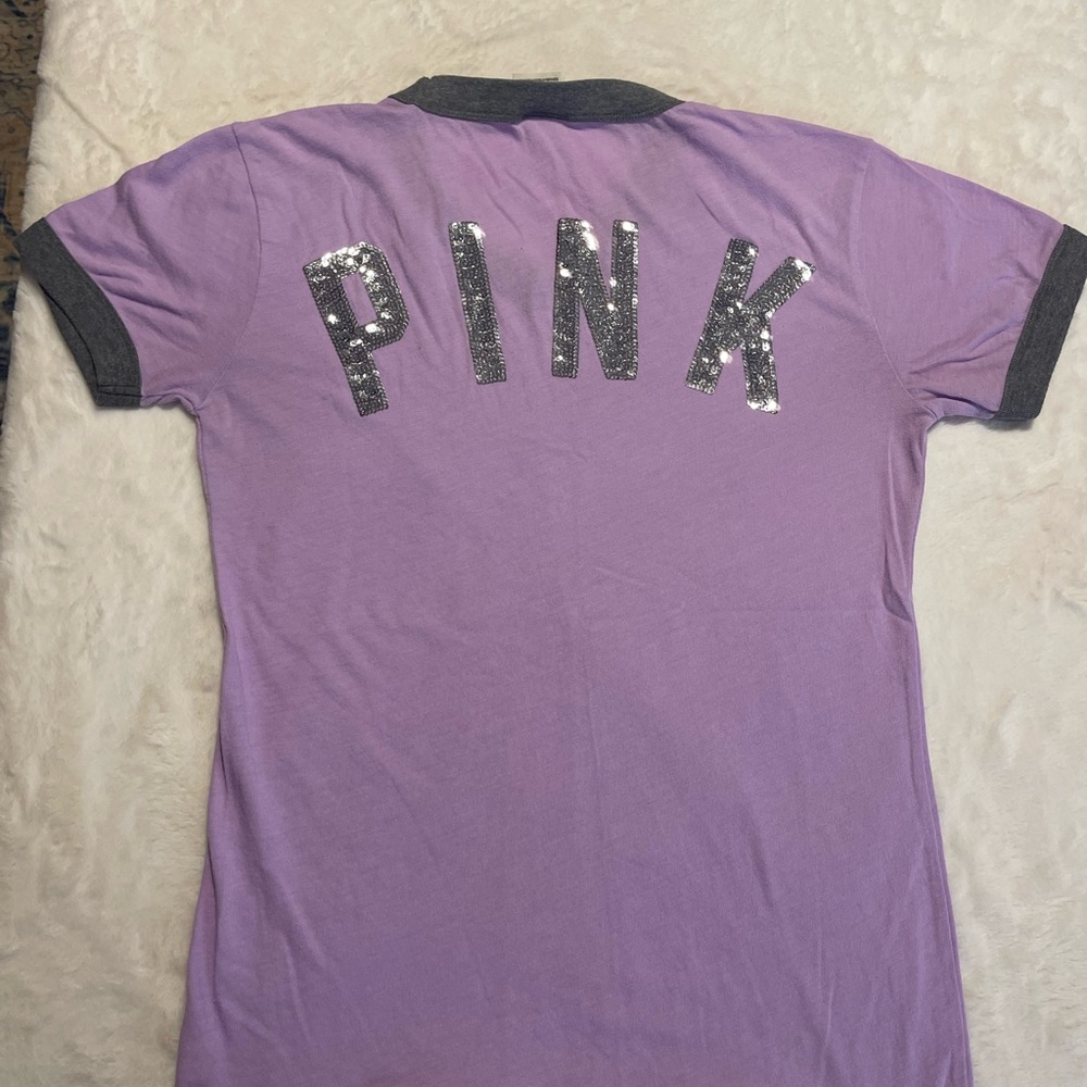 VS “Pink” Sequined Lavender V-Neck Short Sleeve T-Shirt Sz S